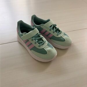 Adidas Mint and Pink Kids Sneakers
Size: 3
Brand new, unworn soles!